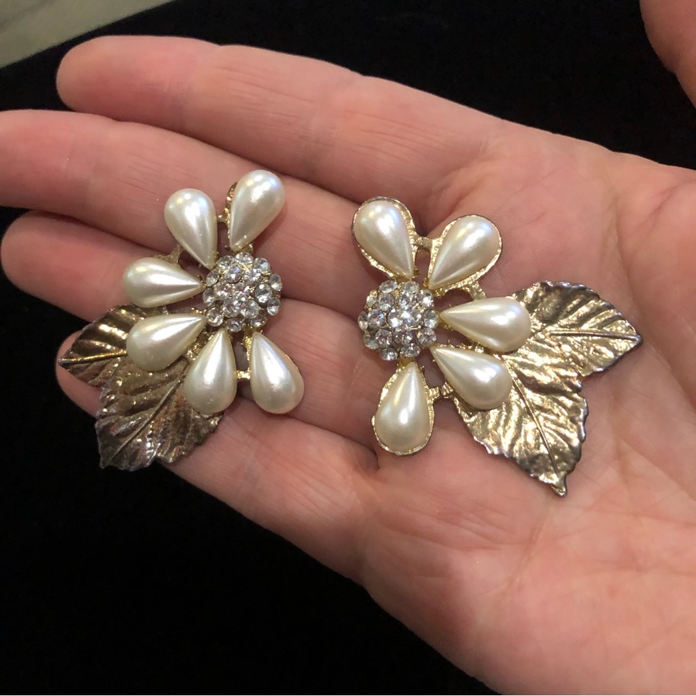 Faux Pearl/gold Vintaged earrings Floral leaves artistic 80s fashion jewellery. - Picture 6 of 9